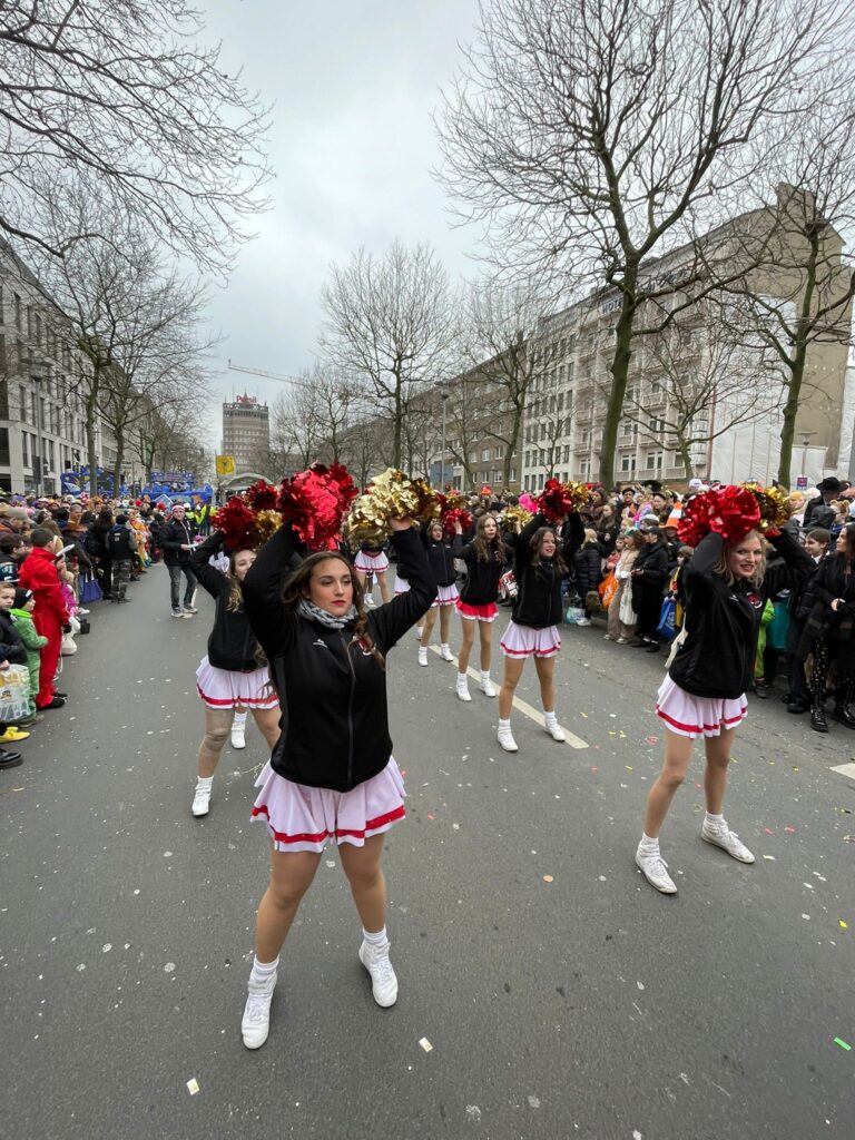 Cheerleader mit Pompoms auf einem Karnvealsumzug auf der Heinrich Heine Allee in Düsseldorf