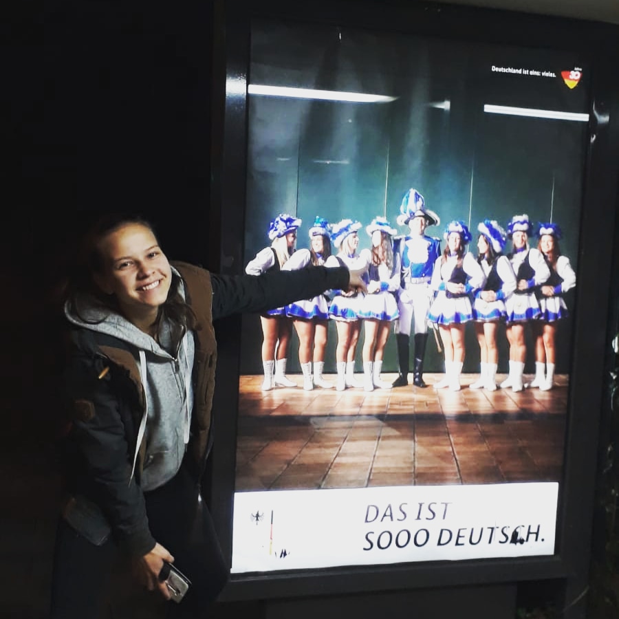Die Cheerleader sind auf einem Werbeplakat mit dem Titel "Das ist soooo Deutsch" zu sehen.